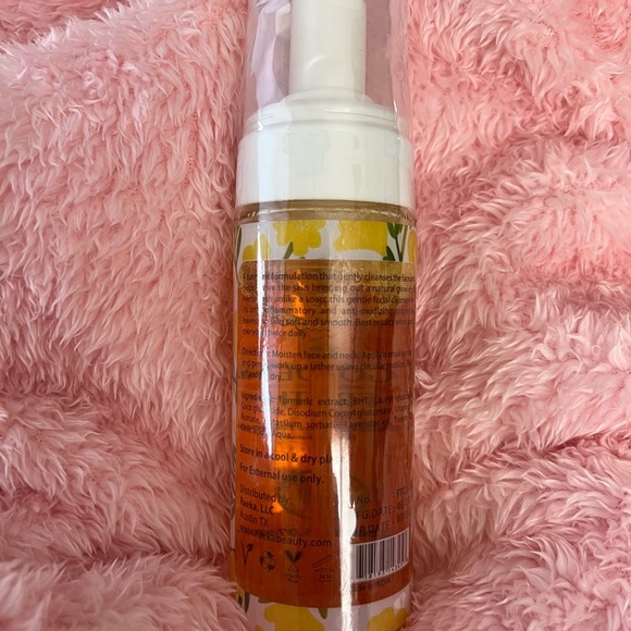 RAEKA Golden Froth Facial Cleanser with Tumeric - Picture 2 of 3